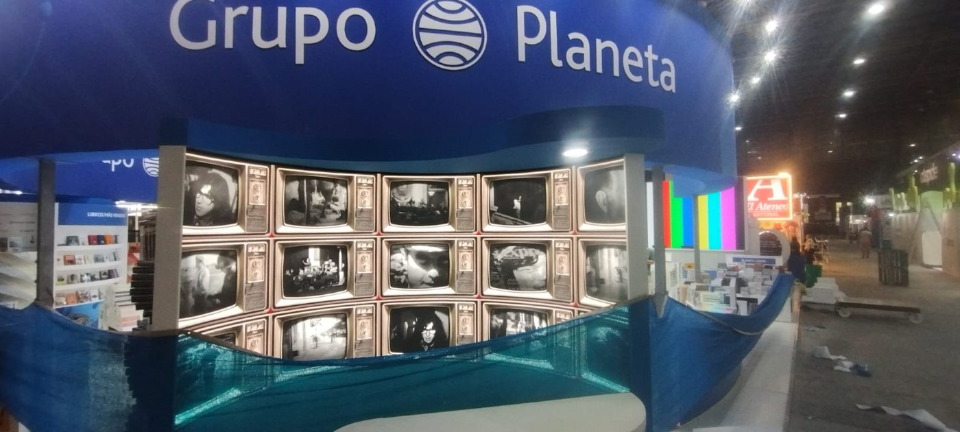Grupo Planeta: video on a curved stand display — Eventos Globales