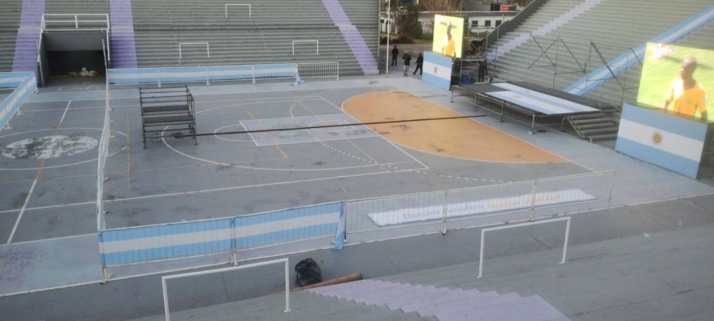 Polideportivo Quilmes: dos pantallas y tarimas en la preparación del espacio — Eventos Globales