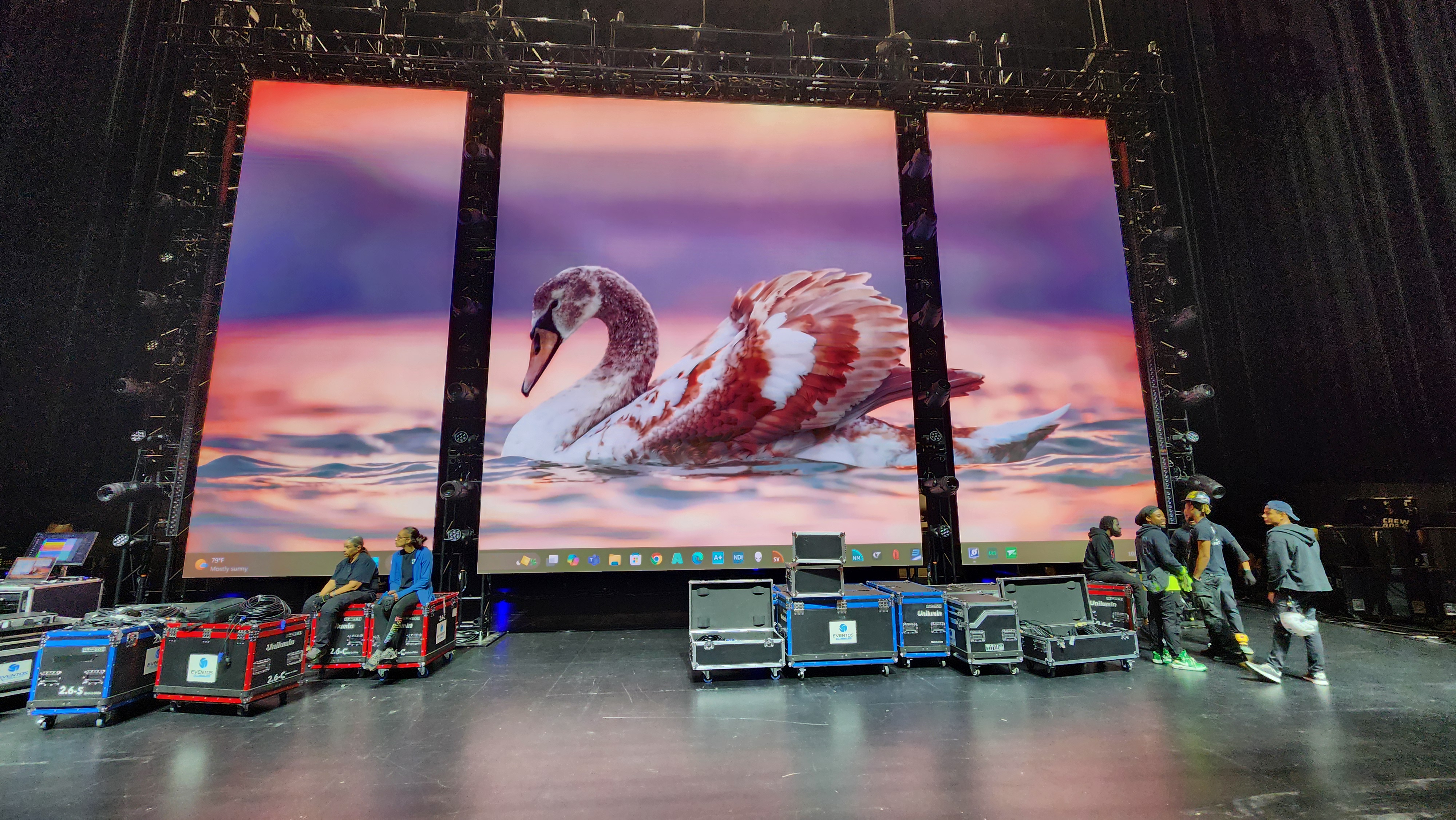 Essai d’image sur les surfaces LED centrales pendant le montage.