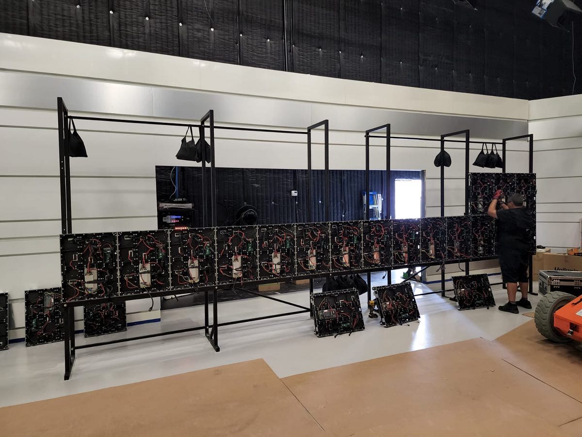 Caissons LED sur la structure de support pendant l'installation à MediaPro Studios.