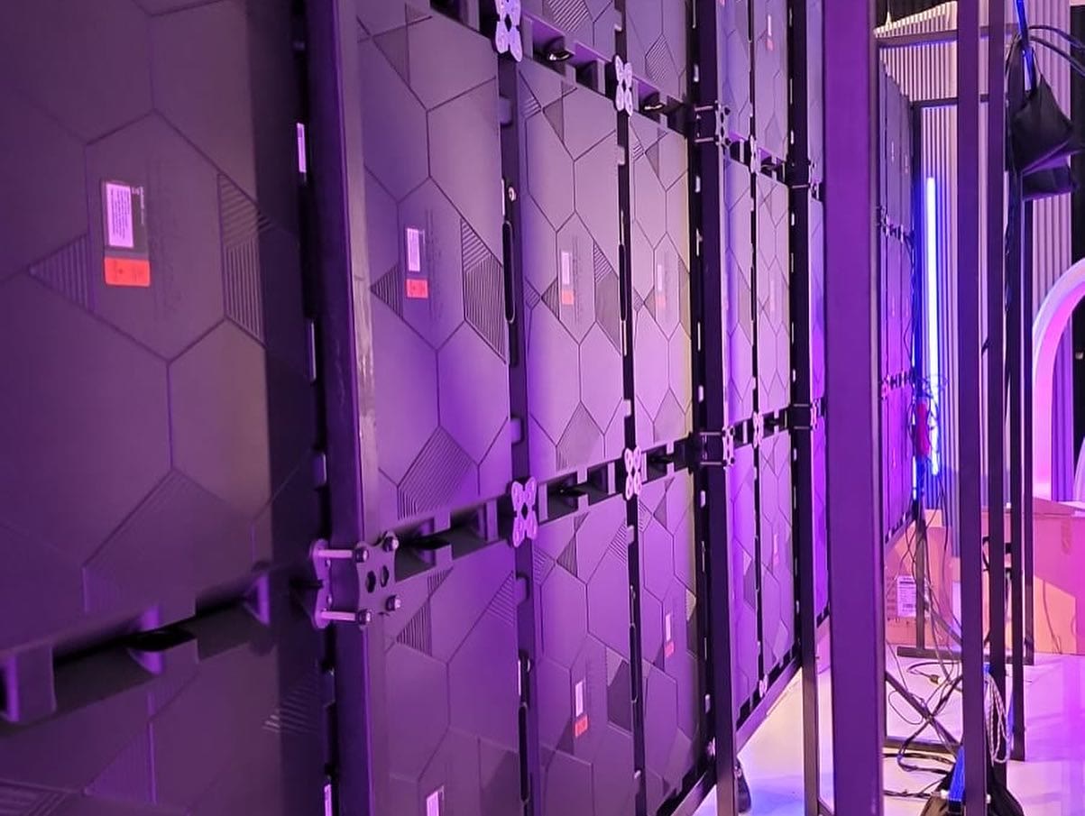 Vue arrière des caissons LED fermés à MediaPro Studios.