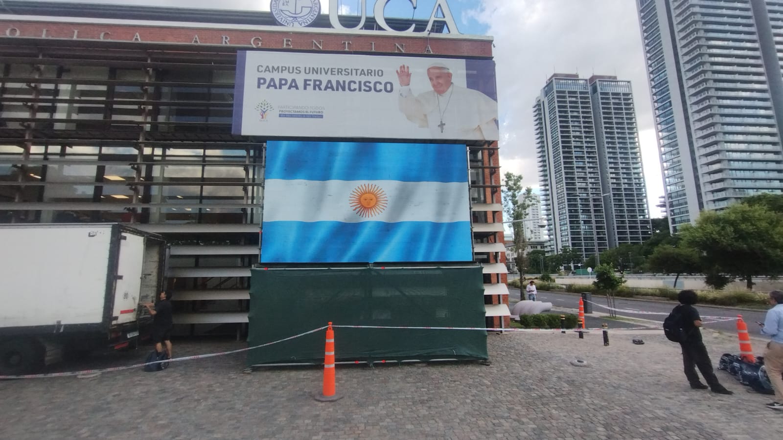 Écran LED extérieur affichant le drapeau argentin devant un bâtiment.