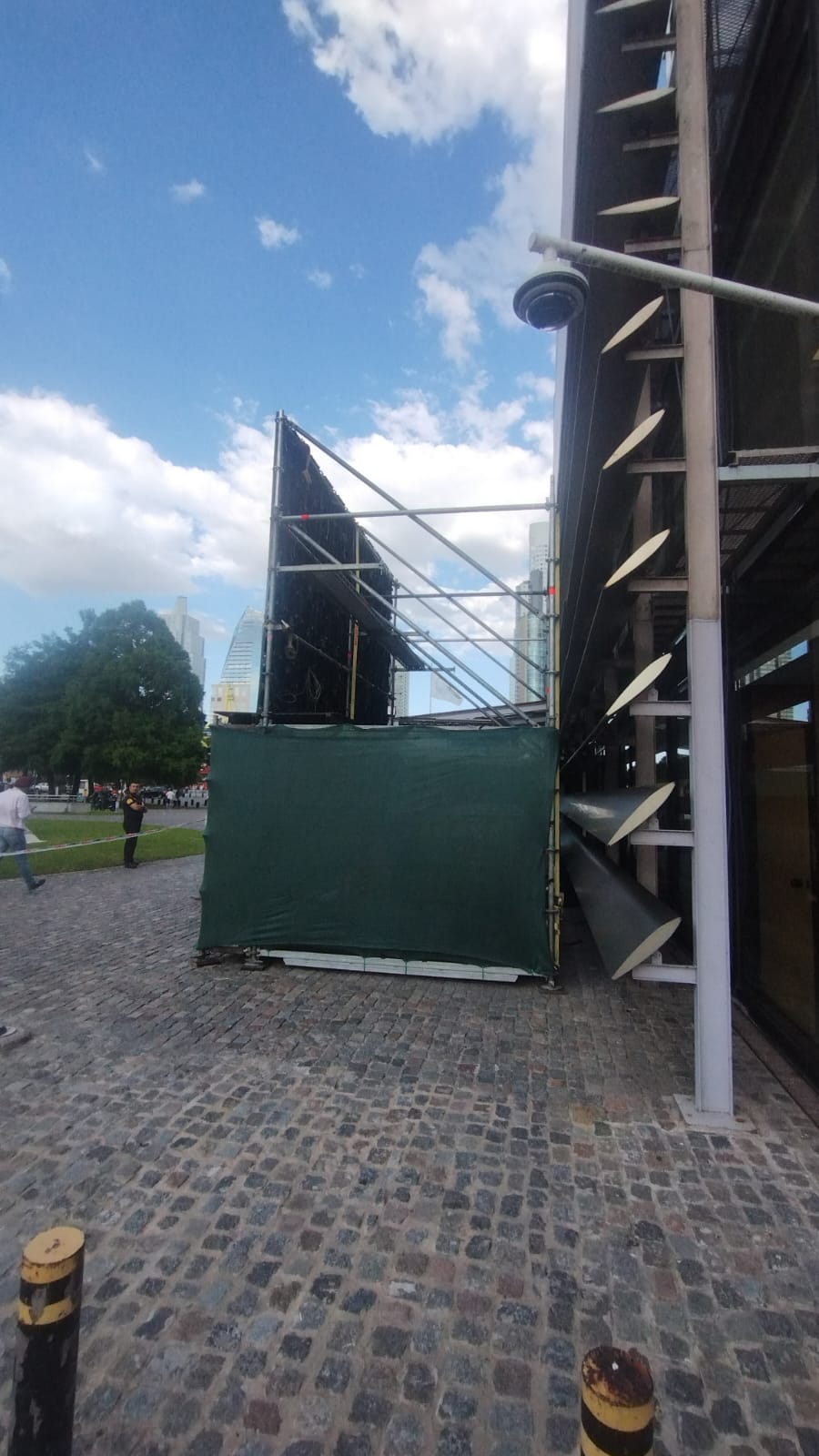 Vue arrière de l’écran et de sa structure de support.