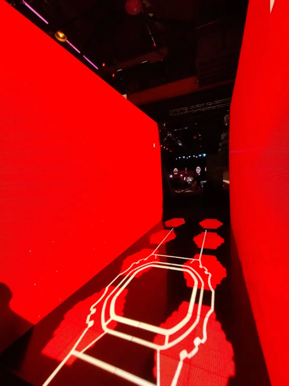 Sol LED rouge avec contenu continu vers deux murs LED