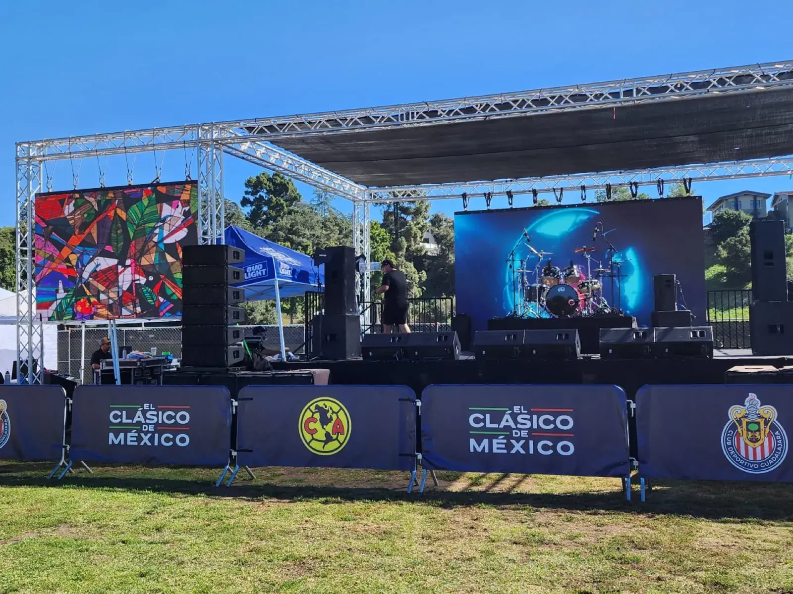 Vue rapprochée de la scène extérieure avec LED lors de la rencontre entre América et Chivas