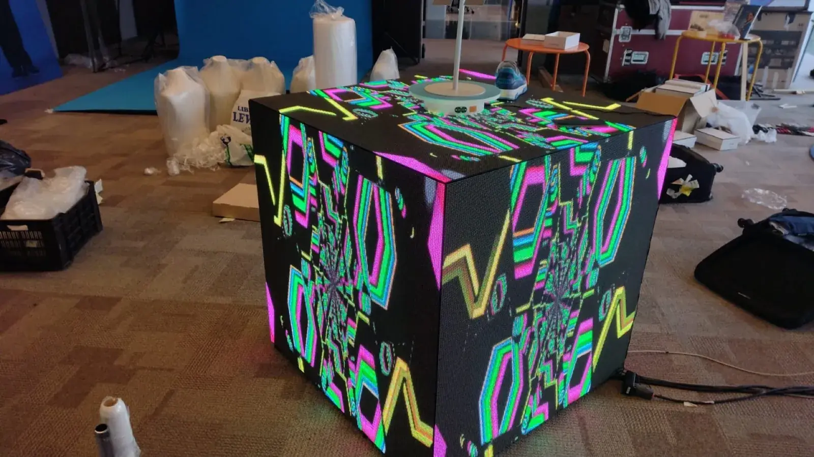 Cubo LED durante el armado y la prueba de contenido