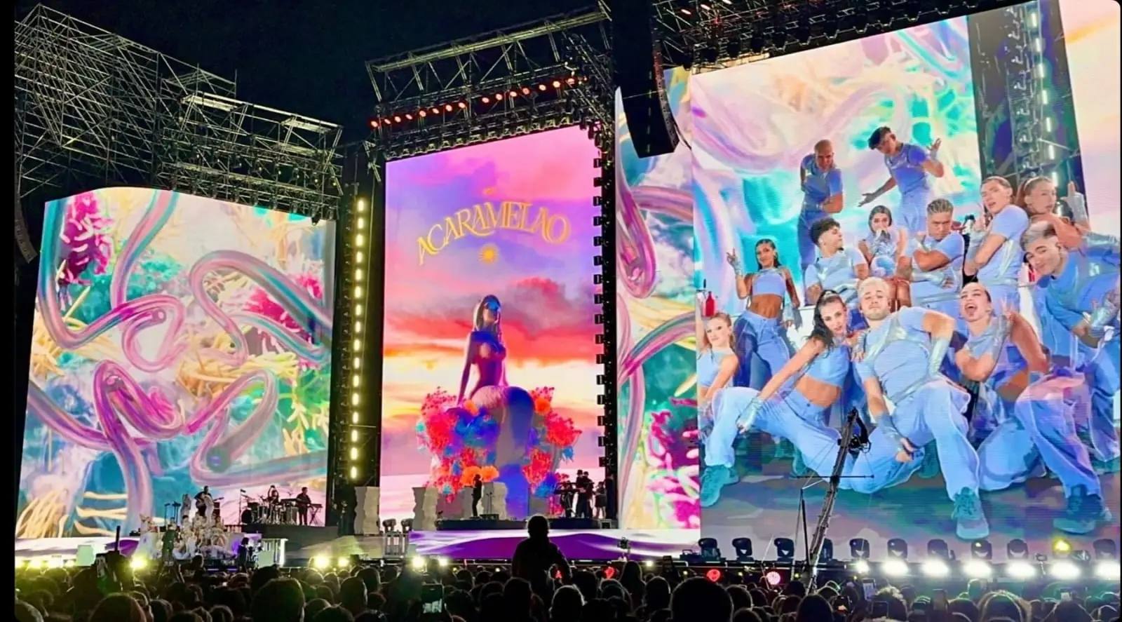 Écrans LED grand format sur une scène de concert
