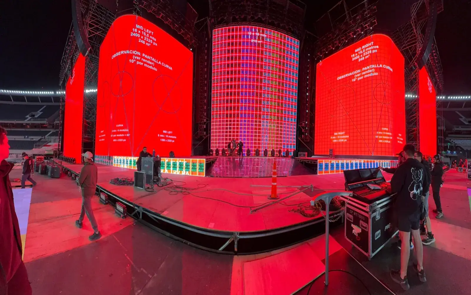 Écrans LED grand format pendant le montage d'un événement