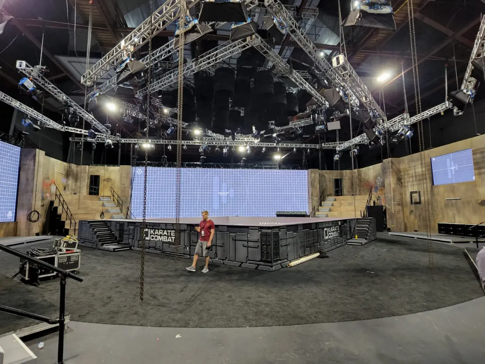 Essais des écrans LED avant un événement Karate Combat à Universal Studios Florida