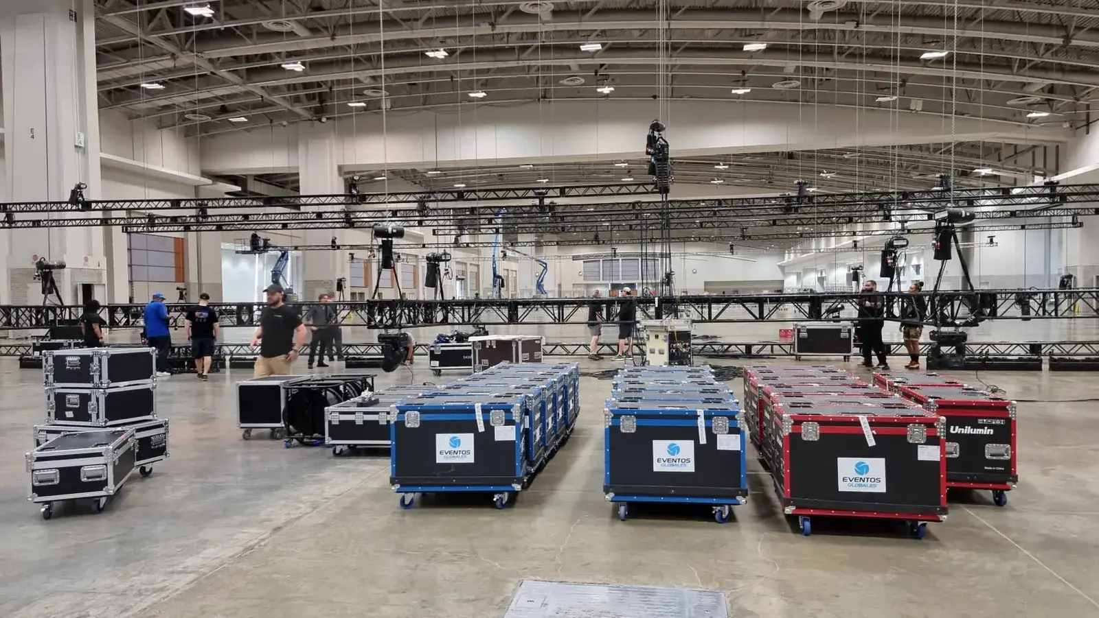 Matériel GLMedia préparé pour le transport et le montage