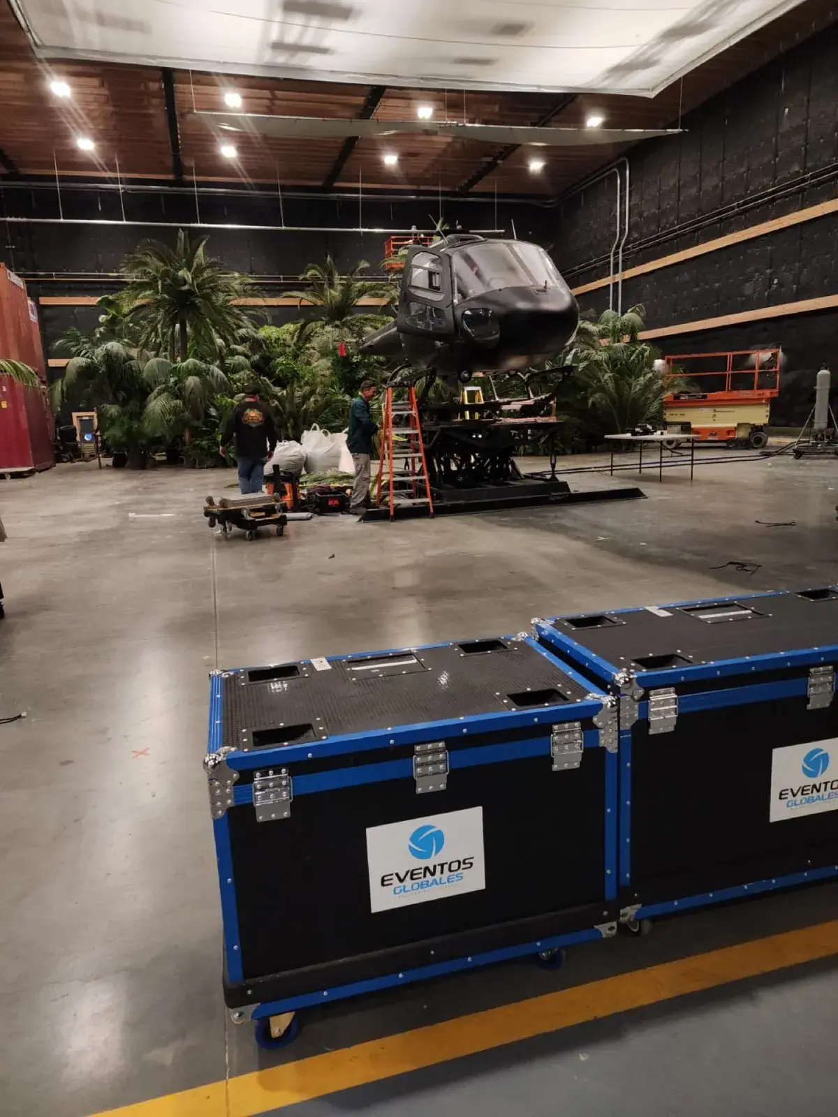 Flight cases sur le plateau de tournage.