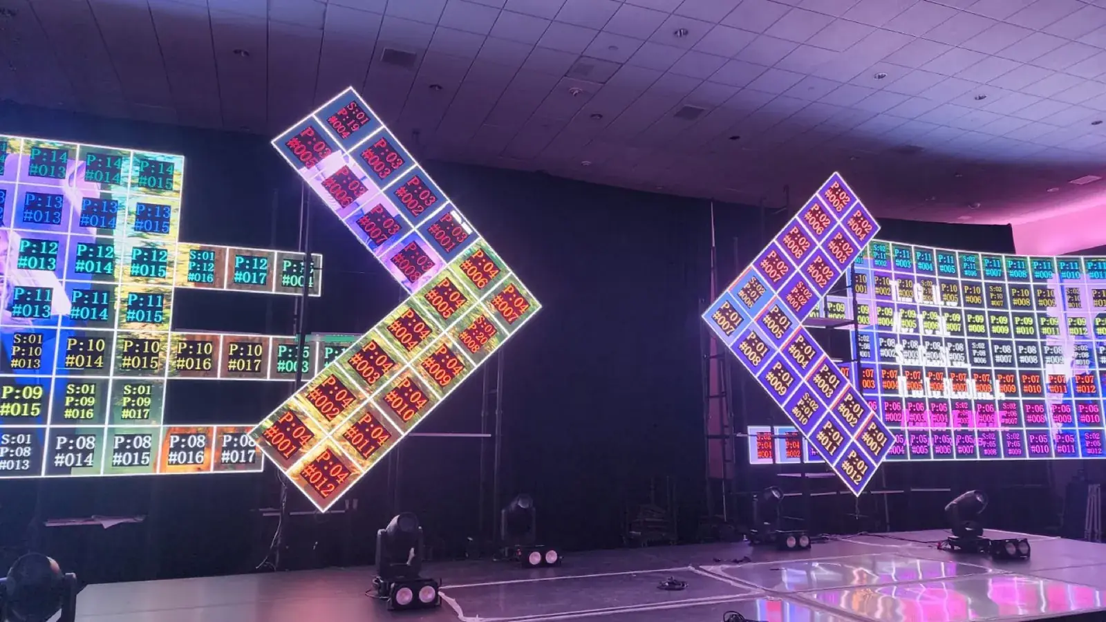 Éléments LED en forme de X affichant des mires.