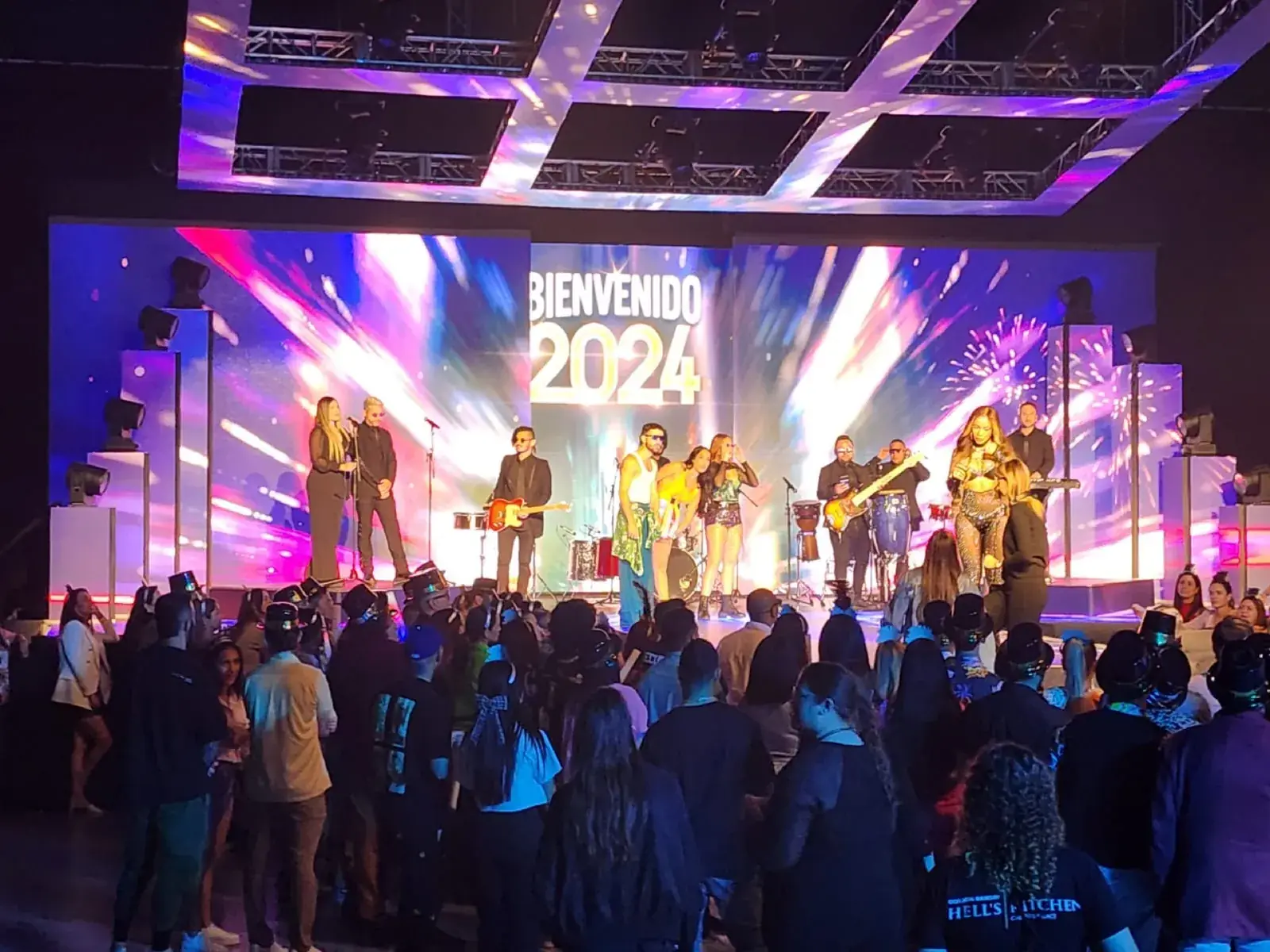 Artistes et public sur le plateau LED de Bienvenido 2024.