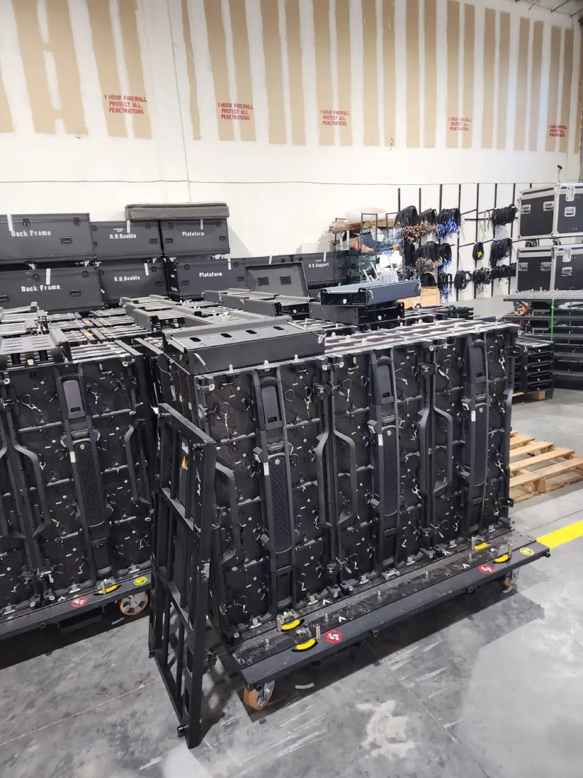 Dalles LED Unilumin rangées sur des chariots de transport