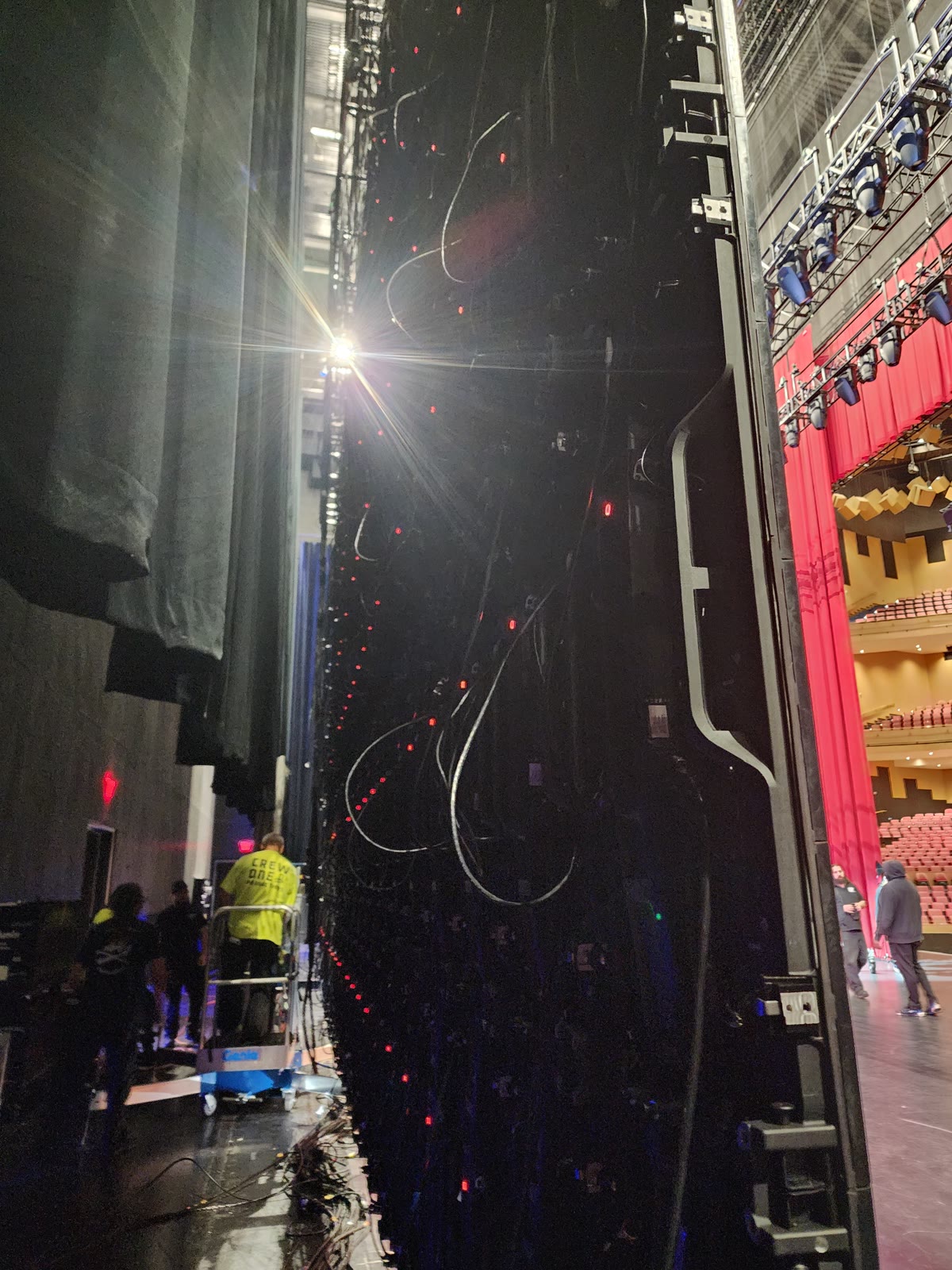 Derrière l’écran : caissons LED et connexions pendant le montage.