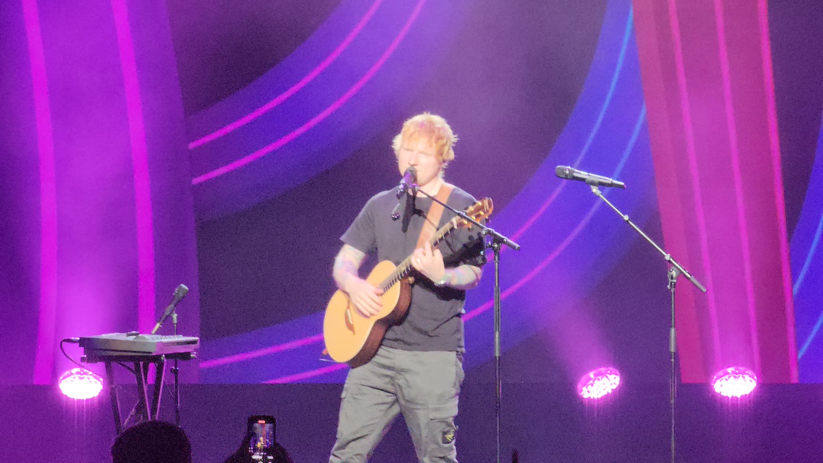 Ed Sheeran sur la scène du Hard Rock Live, le 3 mai 2024.