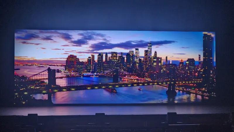 Le mur LED installé au Broward Center, à Fort Lauderdale, affiche une vue de New York.