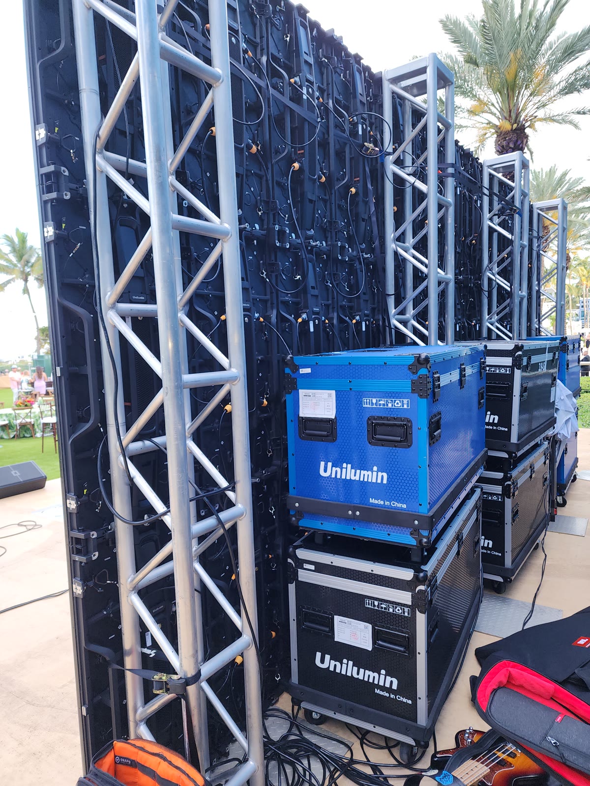 Arrière de l’installation LED : caissons et flight cases Unilumin, câblage et structure verticale en aluminium.